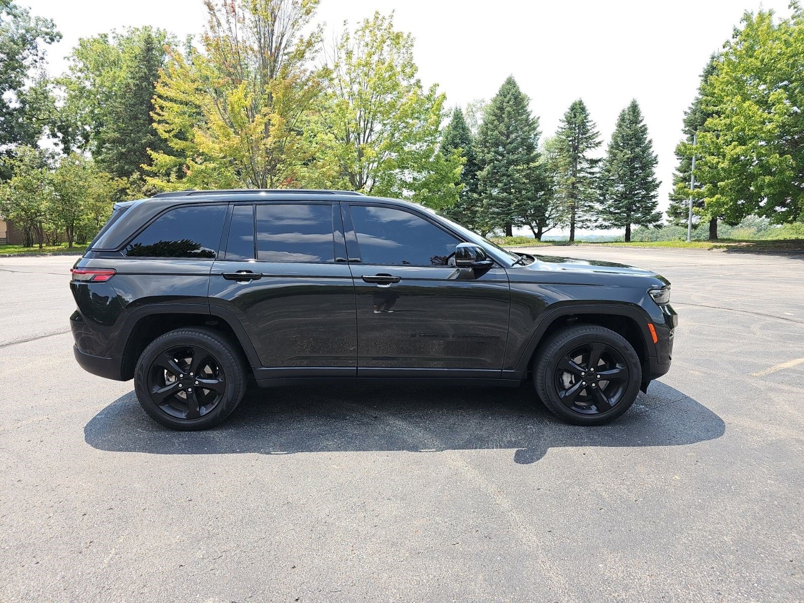 Used 2023 Jeep Grand Cherokee Limited w/ Luxury Tech Group II AWD/4WD image 7