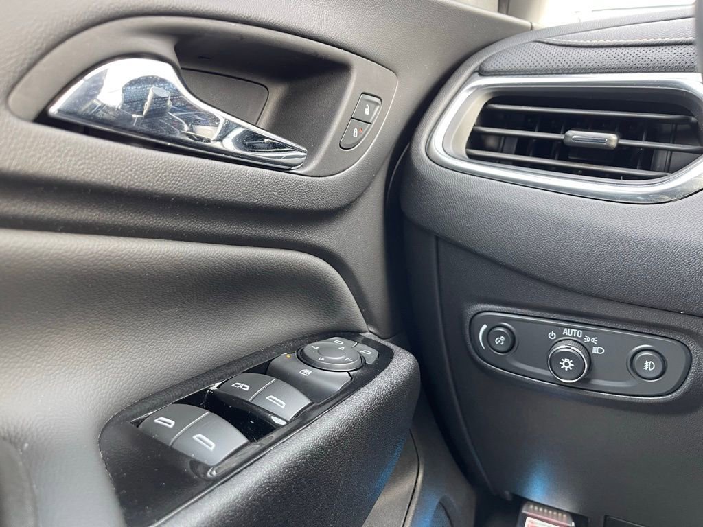 Used 2024 Chevrolet Equinox Premier image 11