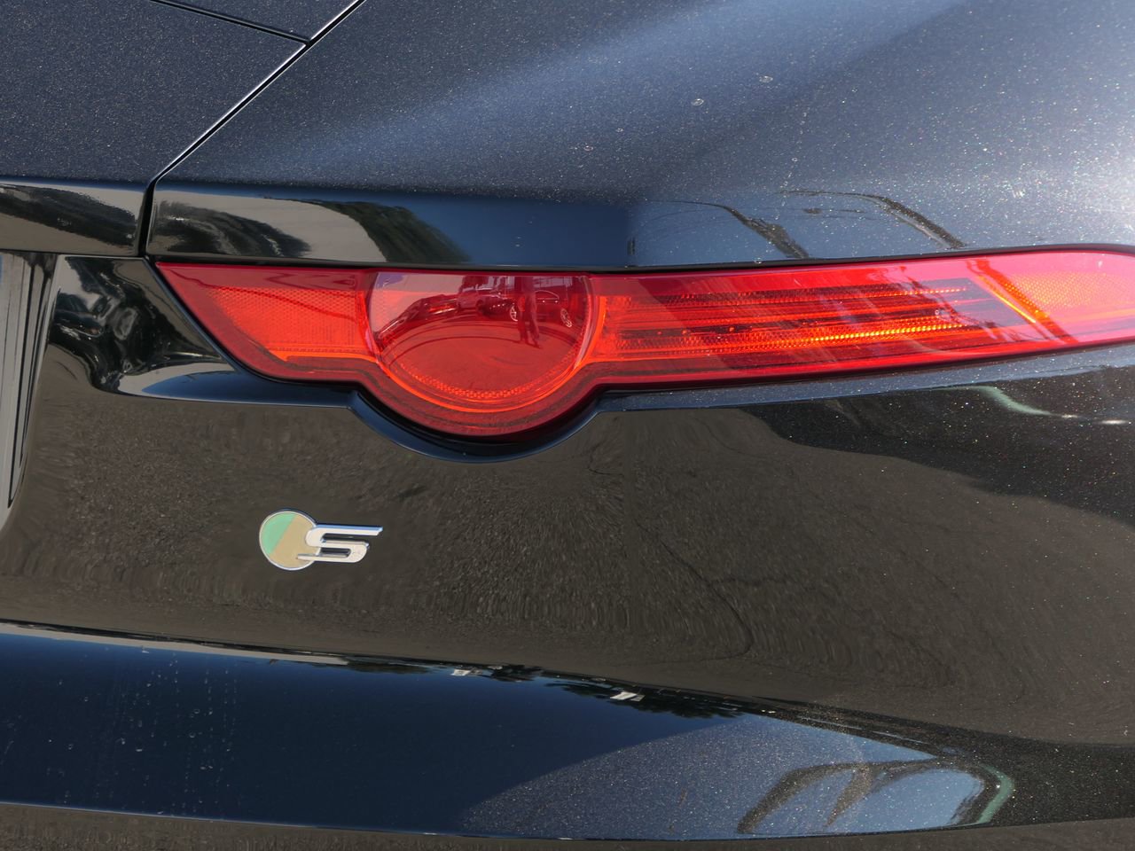 Used 2017 Jaguar F-TYPE Coupe image 4