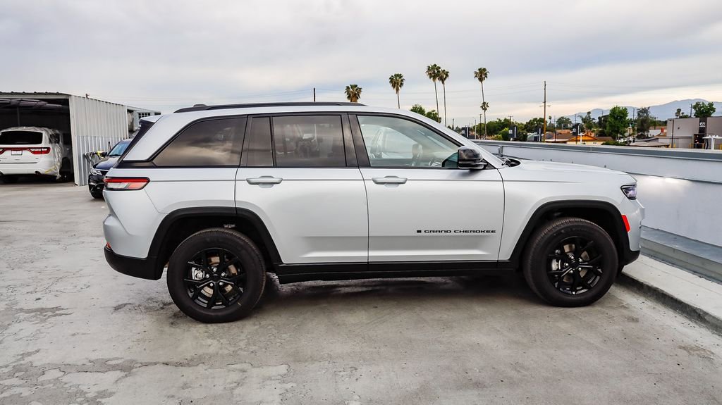 Used 2025 Jeep Grand Cherokee Altitude image 13