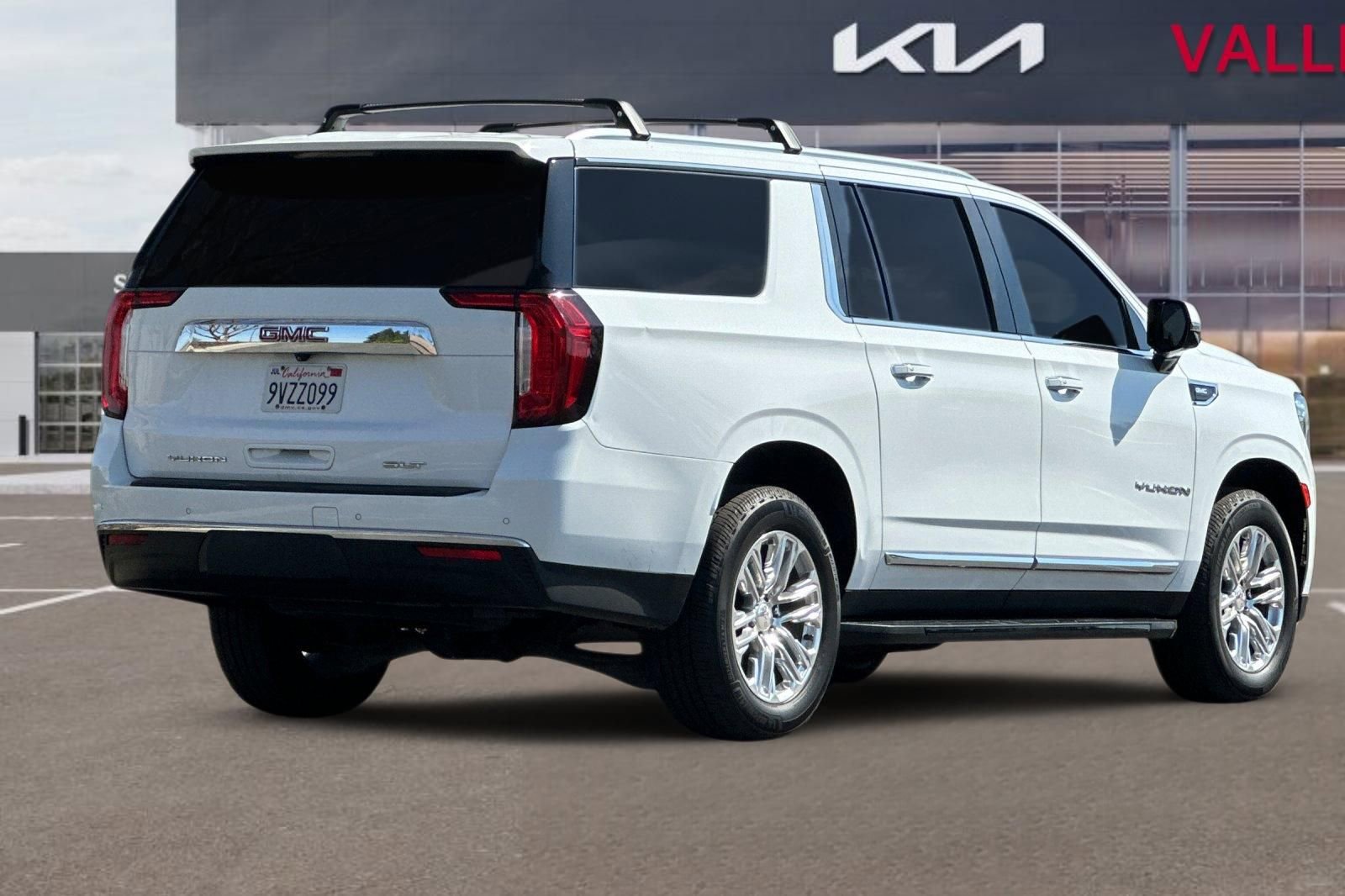 Used 2021 GMC Yukon XL SLT w/ Rear Media and Nav Package image 4