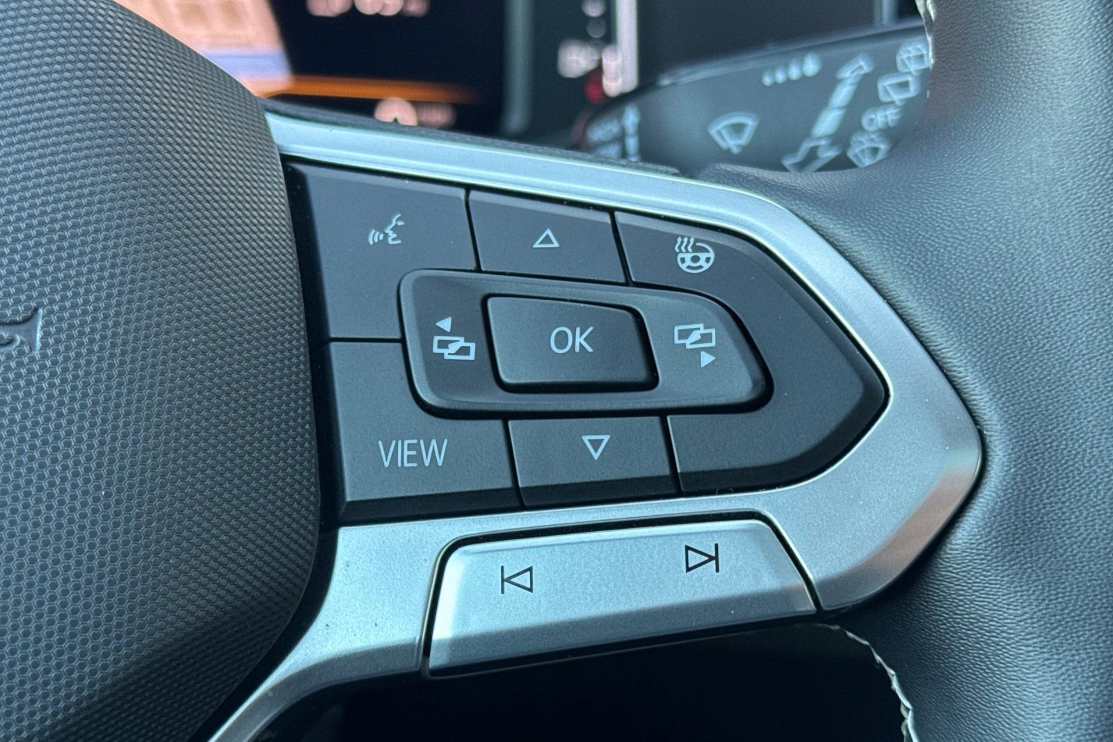 Used 2022 Volkswagen Taos SEL image 28