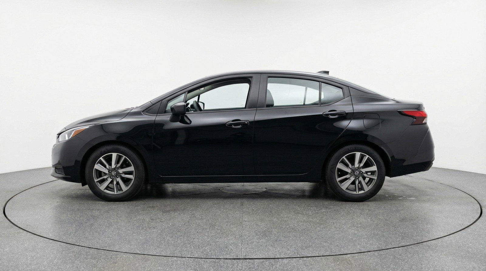 Used 2025 Nissan Versa SV image 5
