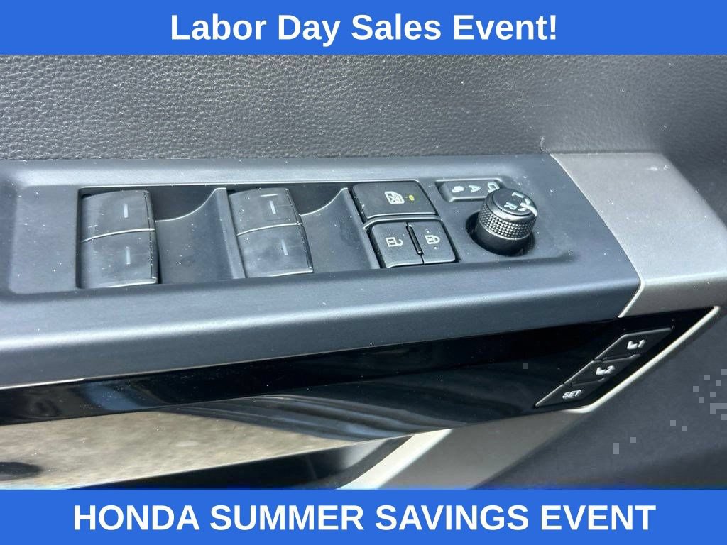 Used 2025 Toyota Tundra Limited AWD/4WD image 19