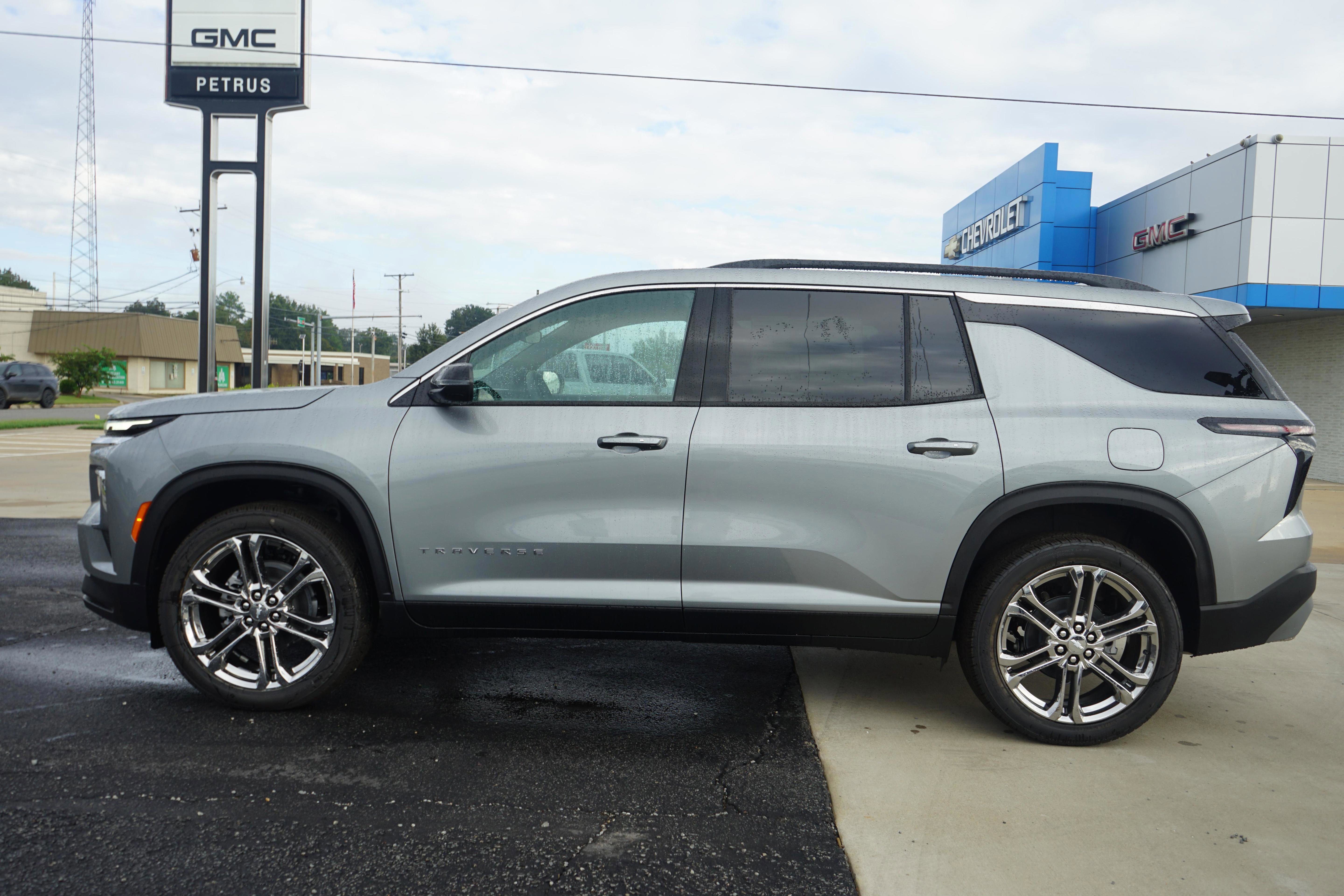 New 2026 Chevrolet Traverse LT image 2