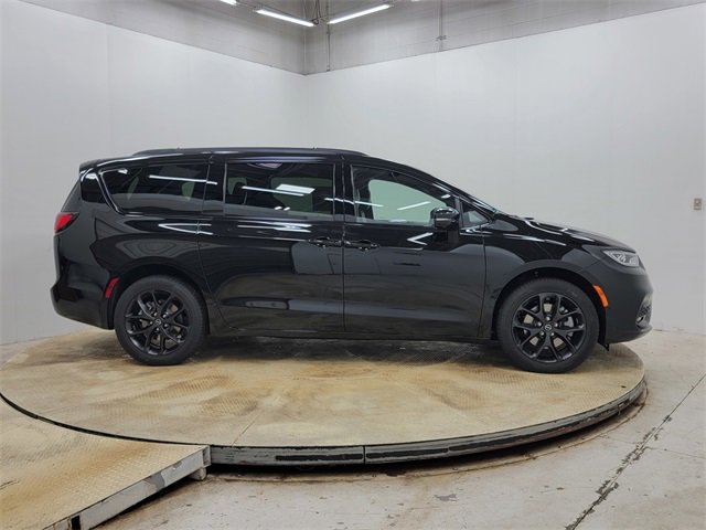 New 2026 Chrysler Pacifica Limited w/ S Appearance Package image 4