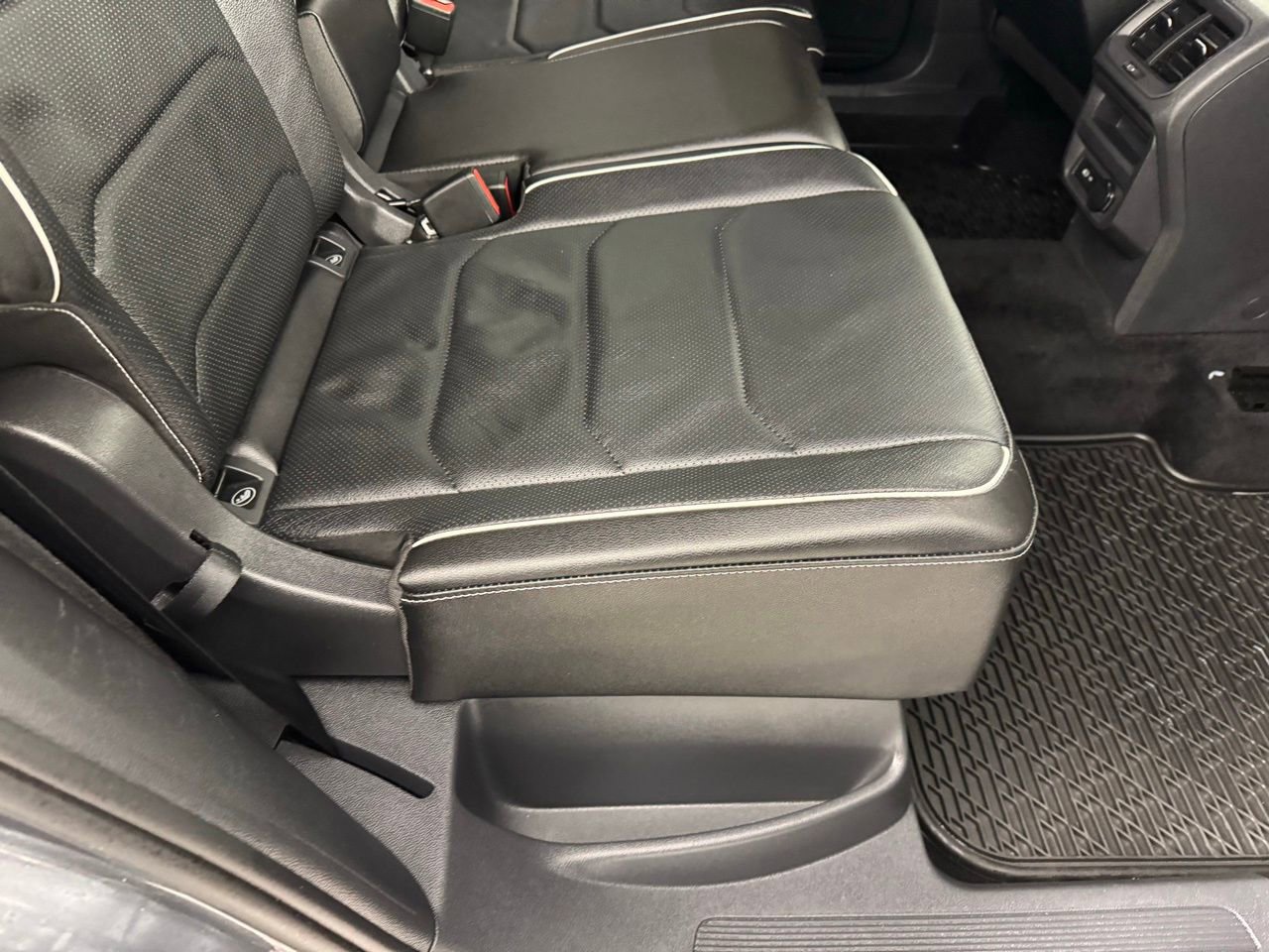 Used 2022 Volkswagen Tiguan SEL R-Line image 31