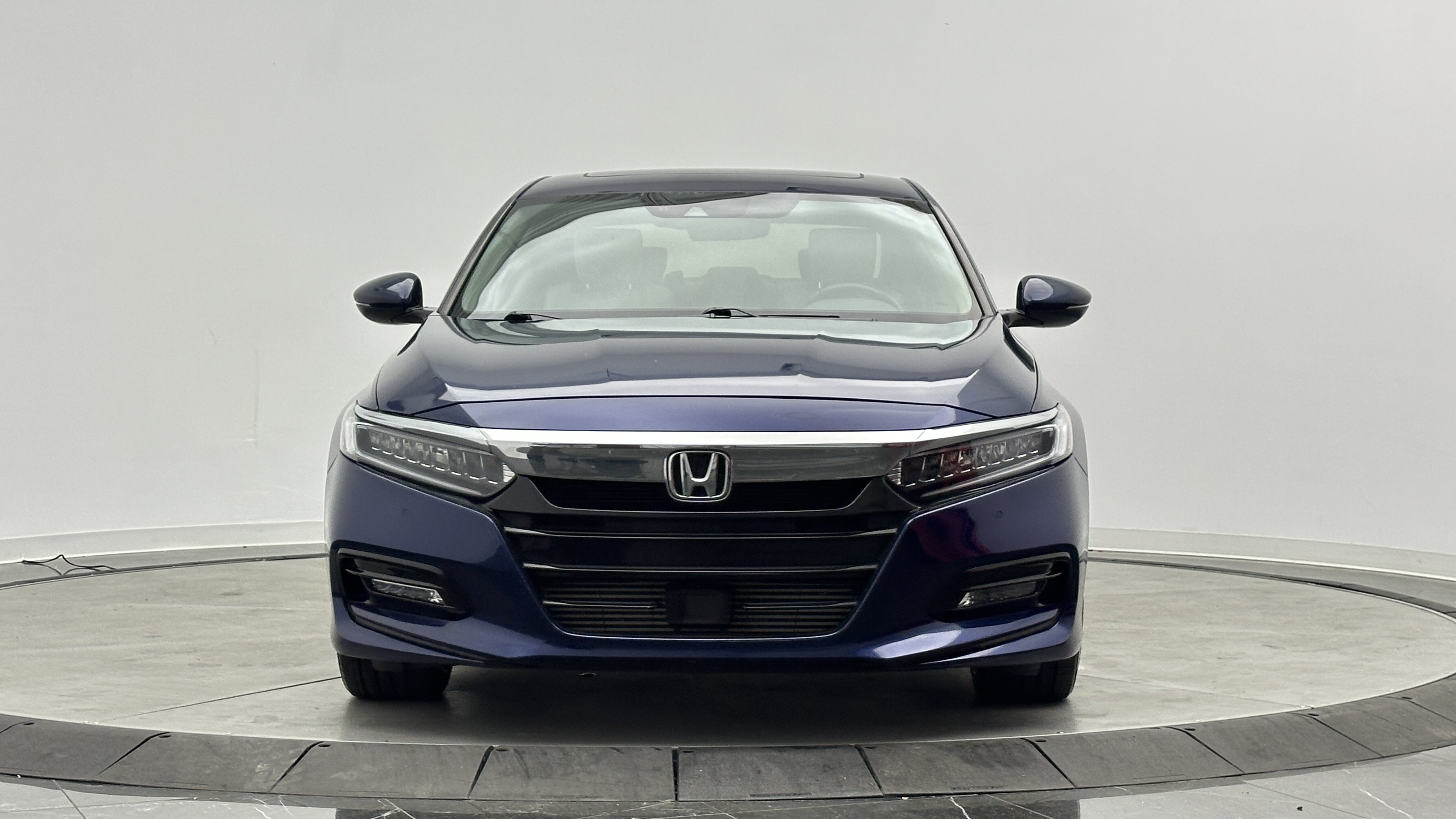 Used 2018 Honda Accord Touring image 2
