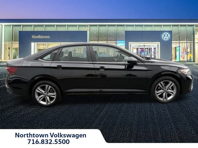 Used 2024 Volkswagen Jetta SE image 2