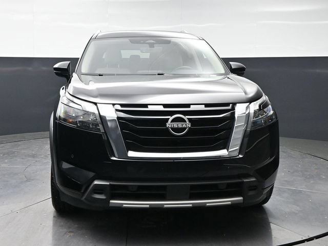 Used 2025 Nissan Pathfinder SL FWD image 2
