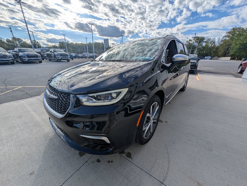 New 2026 Chrysler Pacifica Pinnacle w/ Trailer Tow Group FWD image 8