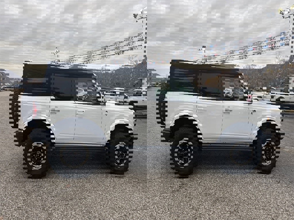Used 2023 Ford Bronco Outer Banks image 3
