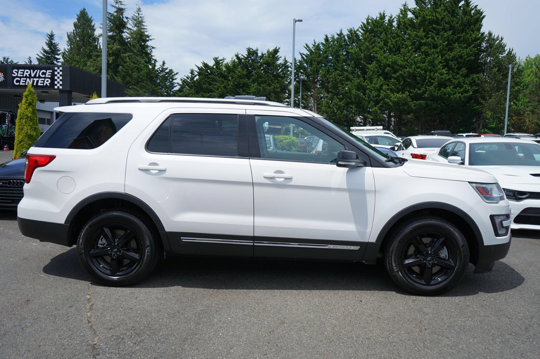 Used 2016 Ford Explorer XLT w/ Equipment Group 202A AWD/4WD image 6