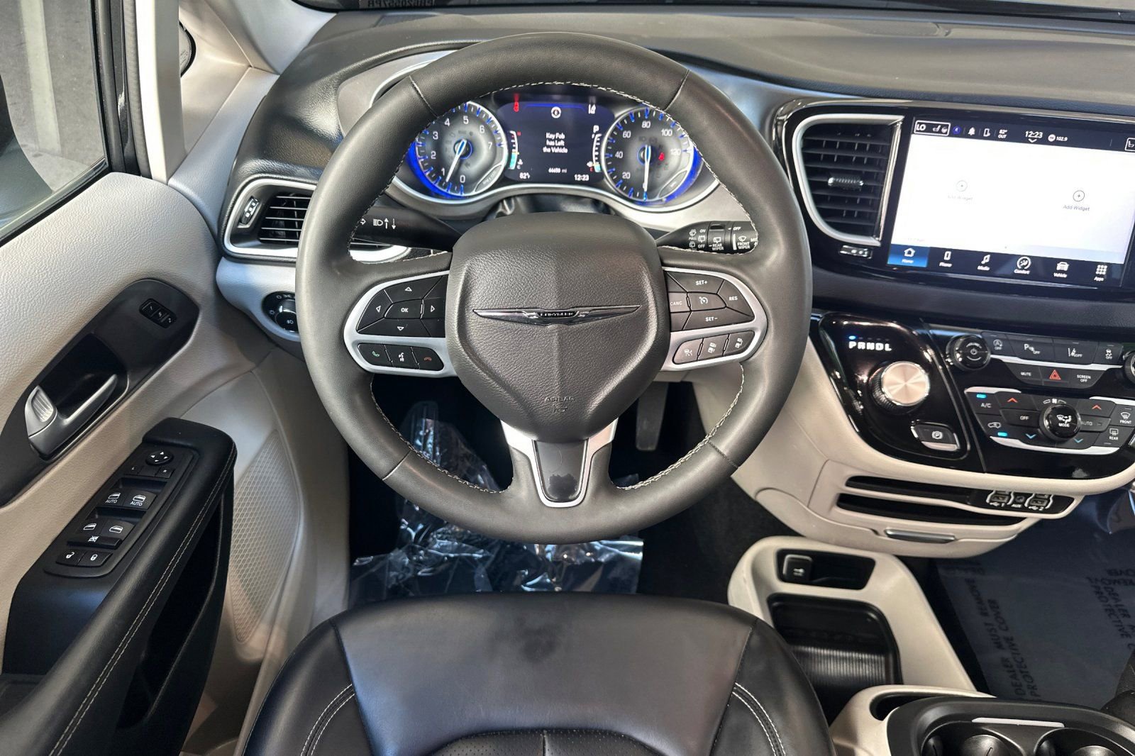 Used 2023 Chrysler Pacifica Touring-L image 16