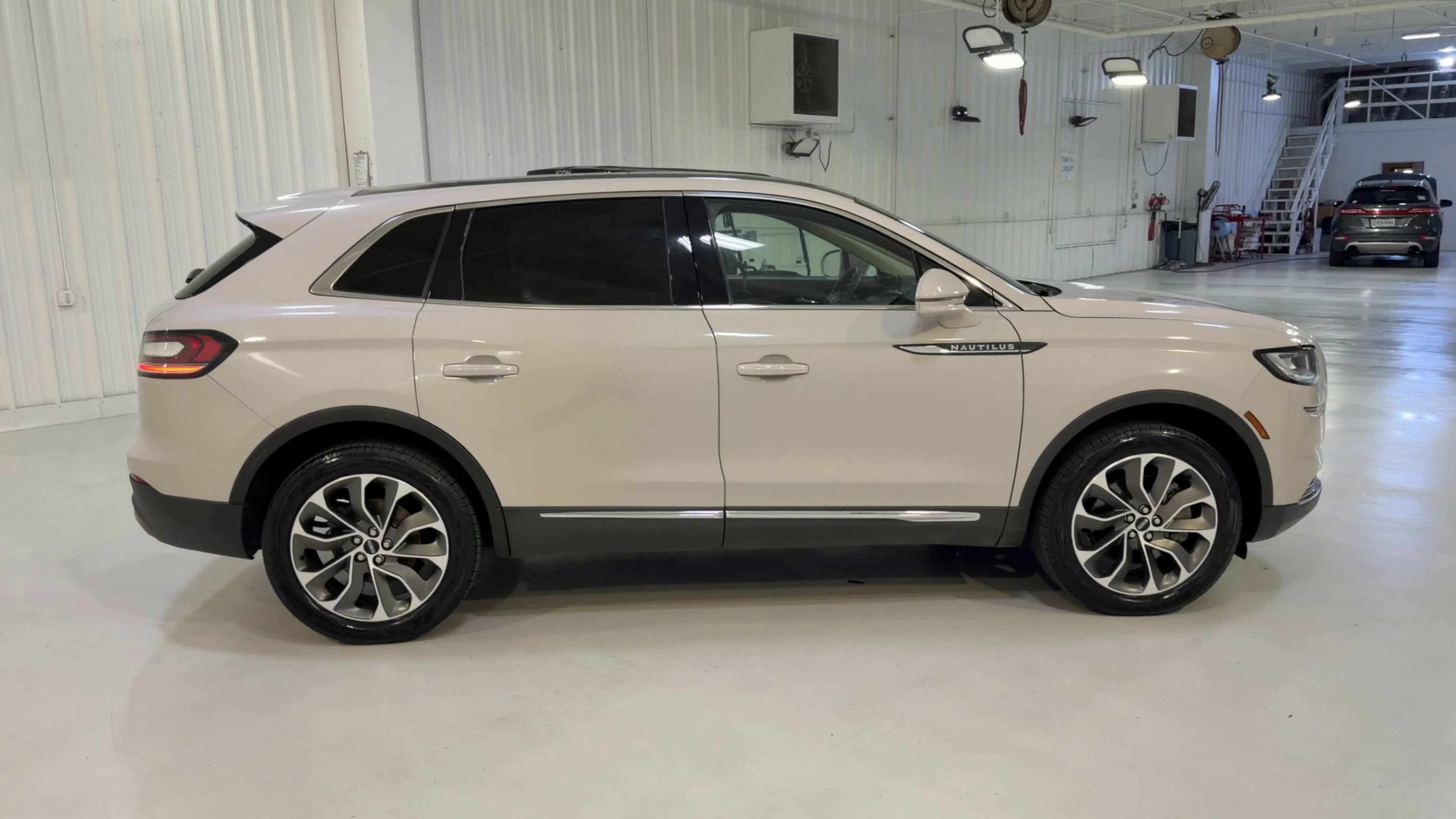 Used 2022 Lincoln Nautilus Reserve FWD image 2