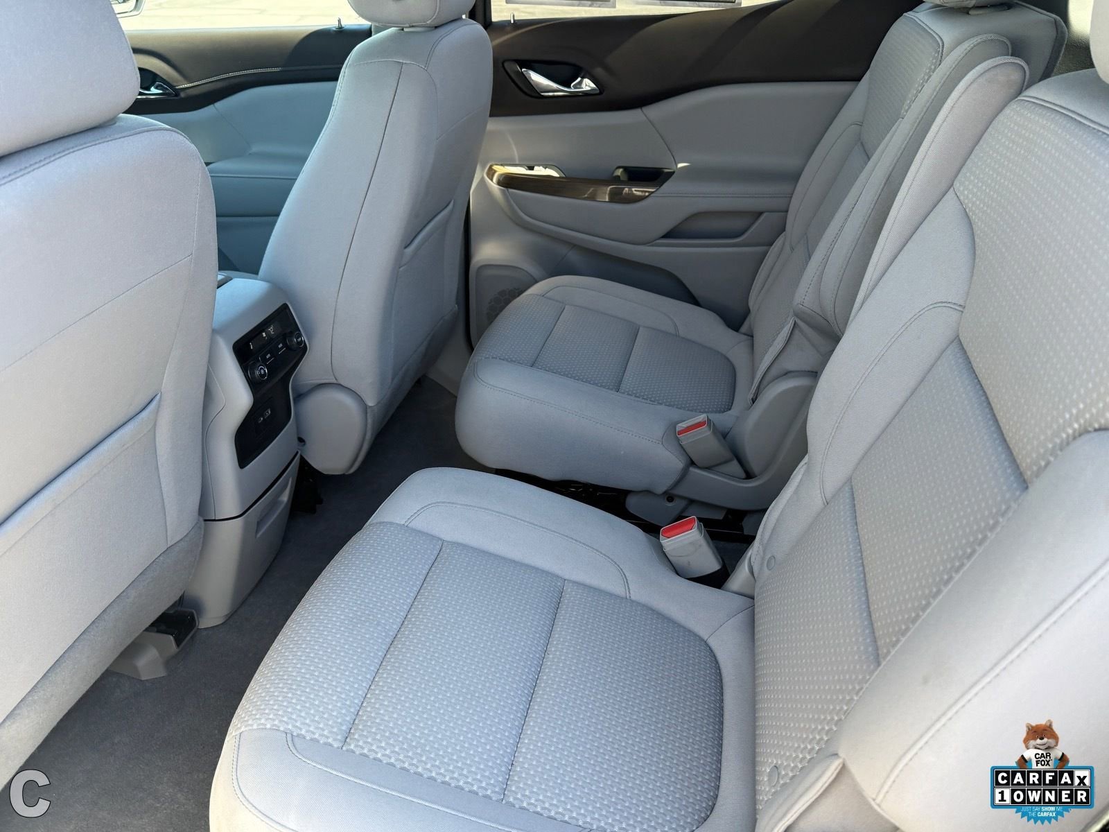 Used 2022 GMC Acadia SLE image 15