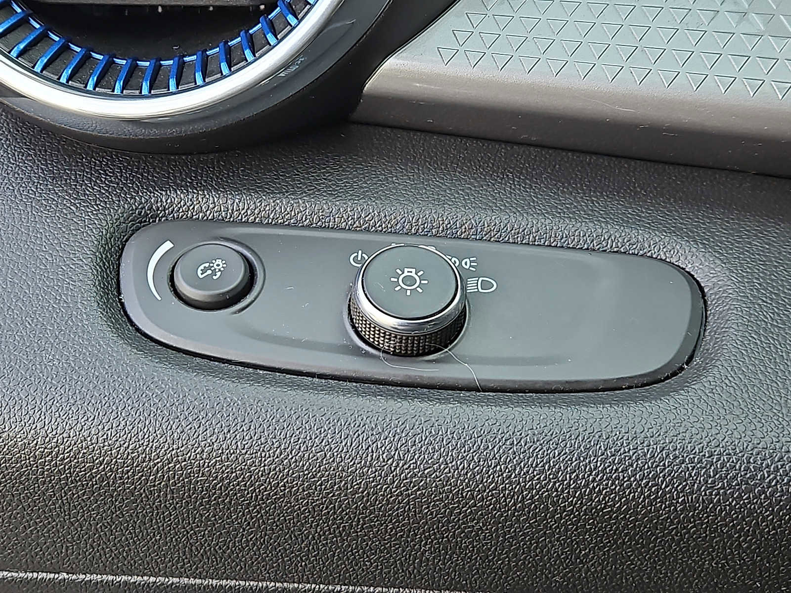 Used 2025 Chevrolet Trax LT w/ LT Convenience Package image 23