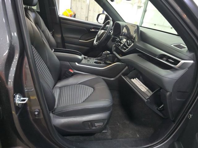 Used 2025 Toyota Highlander XSE AWD/4WD image 10