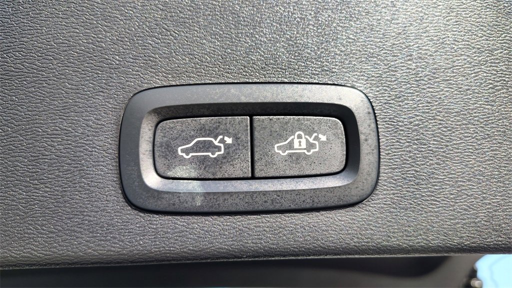 Certified 2025 Volvo XC40 B5 Plus image 29