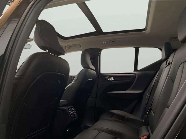 Used 2025 Volvo XC40 B5 Plus image 26