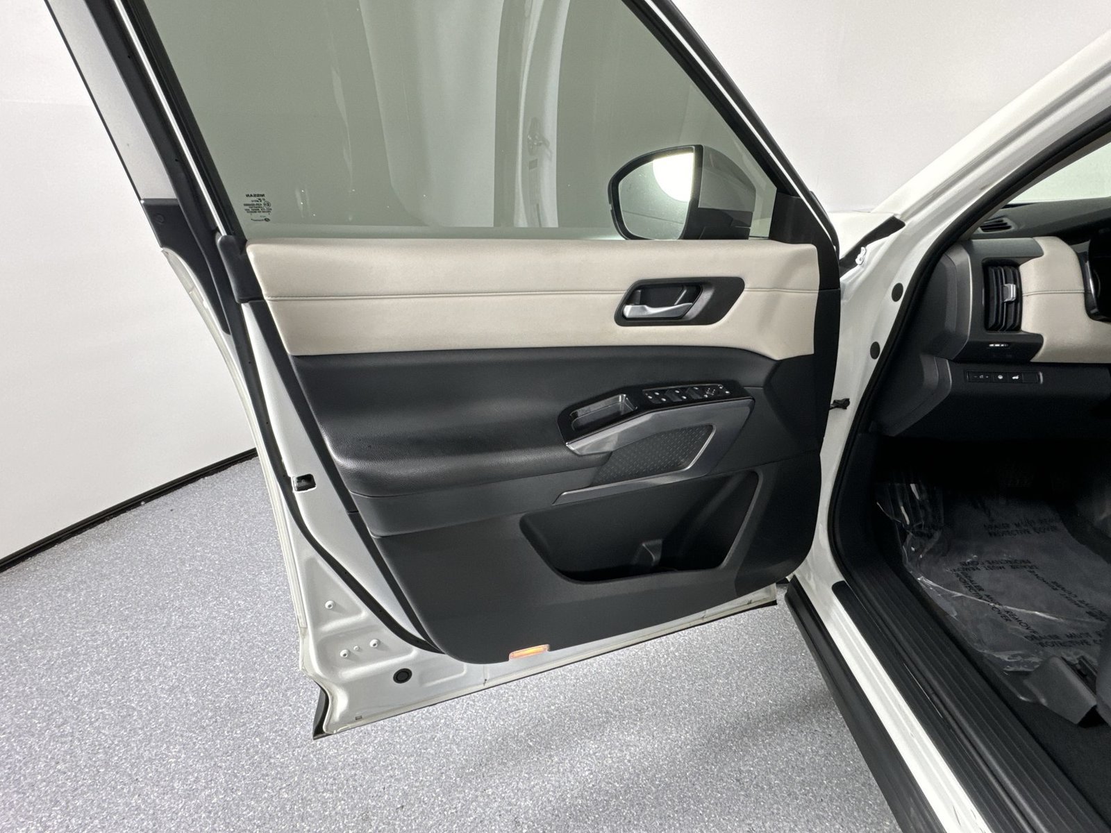 Used 2022 Nissan Pathfinder SL AWD/4WD image 23
