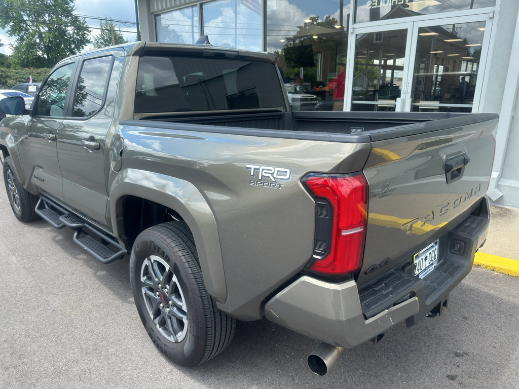 Used 2025 Toyota Tacoma TRD Sport AWD/4WD image 4
