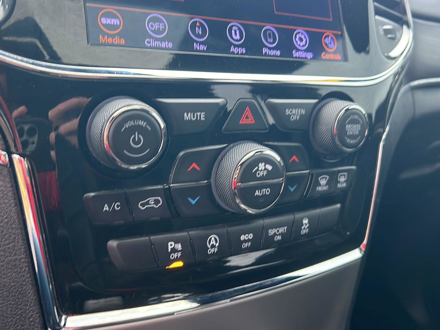 Used 2021 Jeep Grand Cherokee Limited w/ Sun & Sound Group image 28