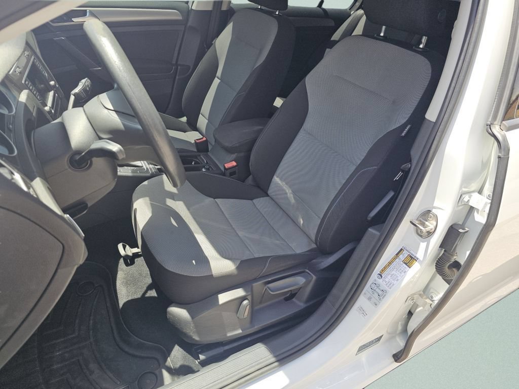 Used 2016 Volkswagen e-Golf SE w/ DC Fast Charging Package FWD image 6
