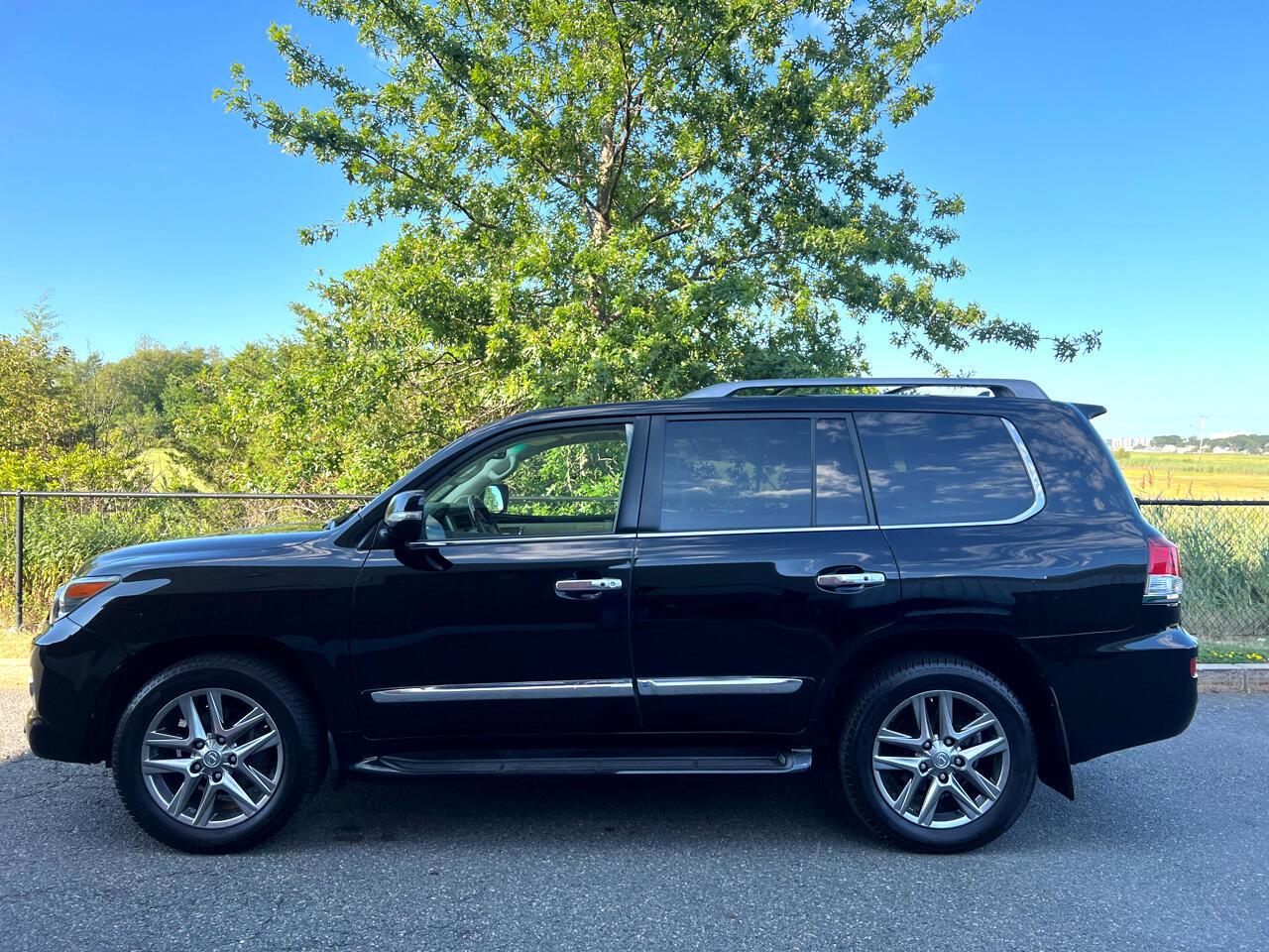 Used 2013 Lexus LX 570 4WD w/ Luxury Pkg image 3