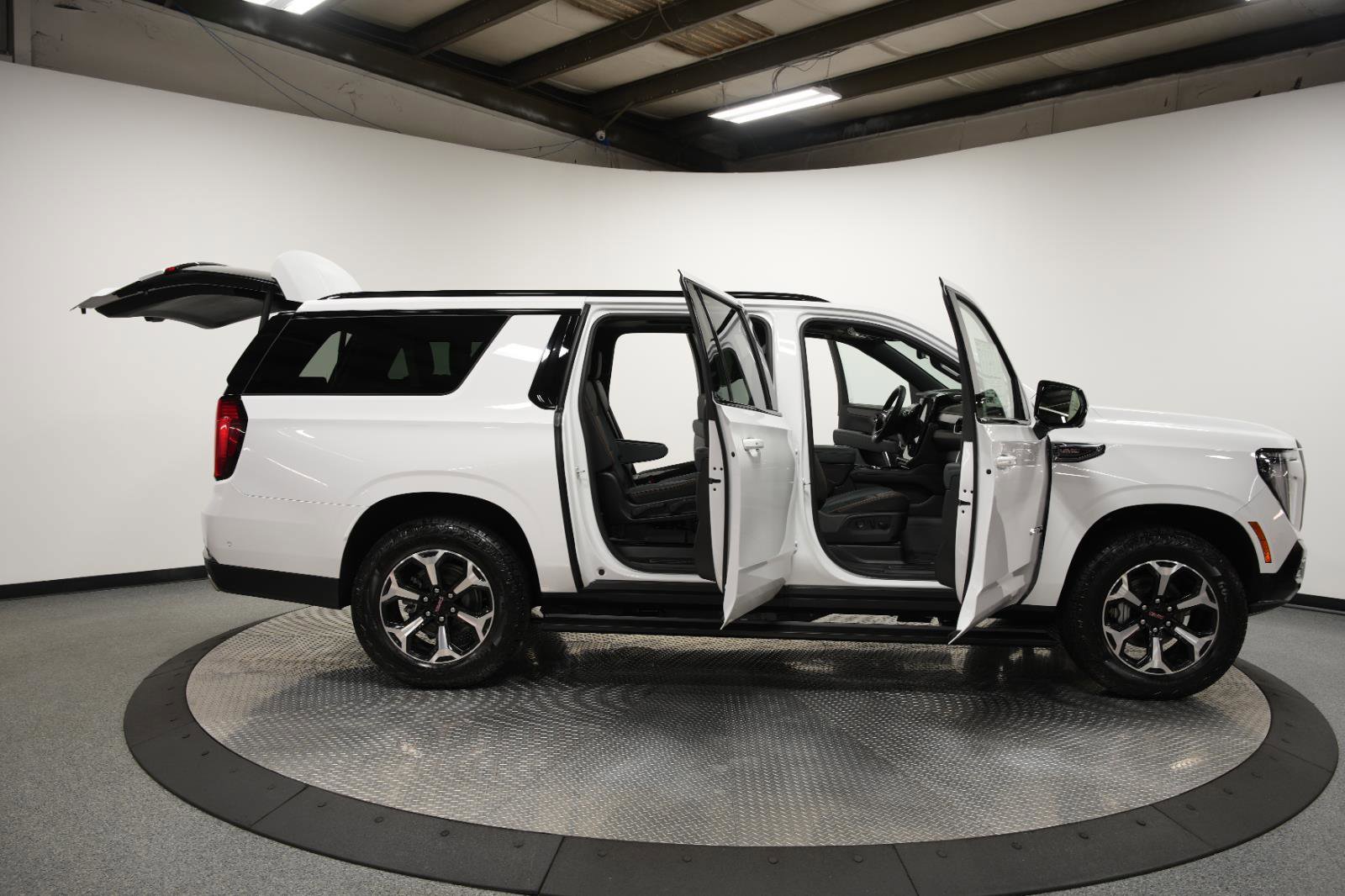New 2026 GMC Yukon XL AT4 w/ AT4 Premium Plus Package AWD/4WD image 13