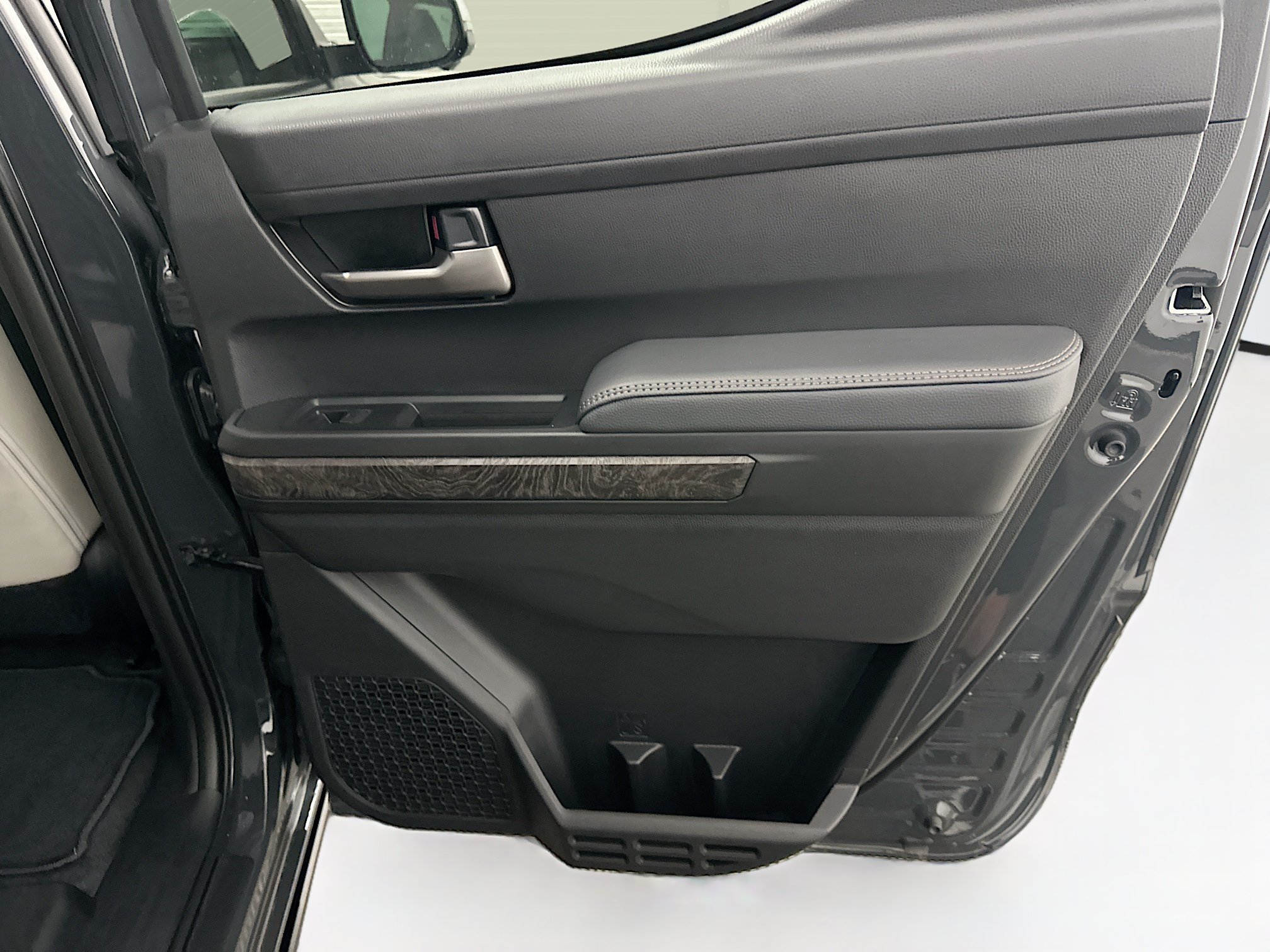Used 2025 Toyota Tacoma Limited AWD/4WD image 32