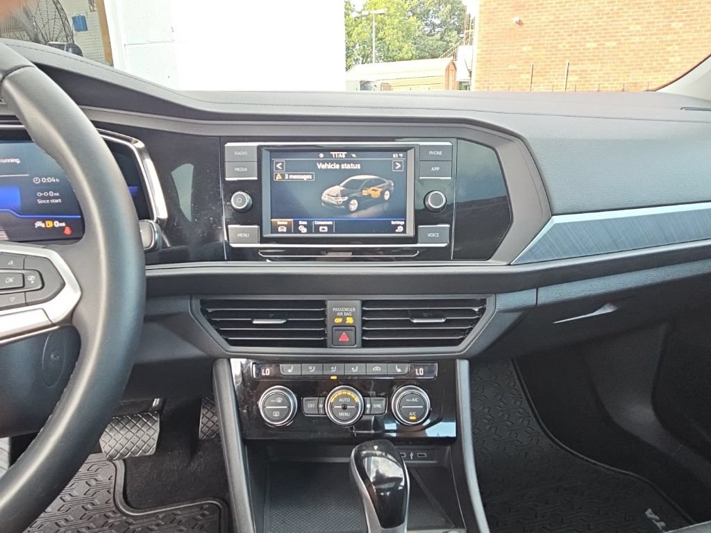Used 2022 Volkswagen Jetta SE w/ Panoramic Sunroof Package FWD image 13