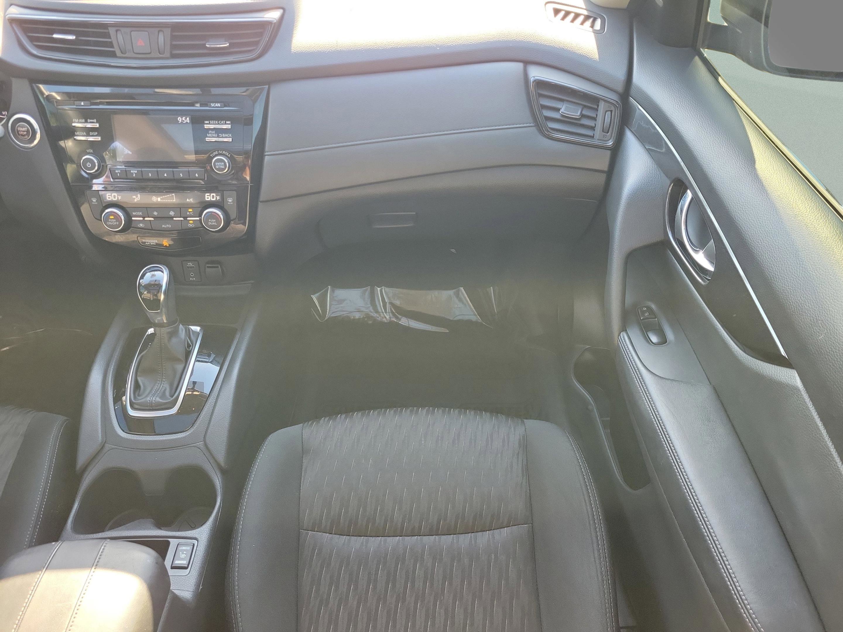 Certified 2017 Nissan Rogue SV image 17