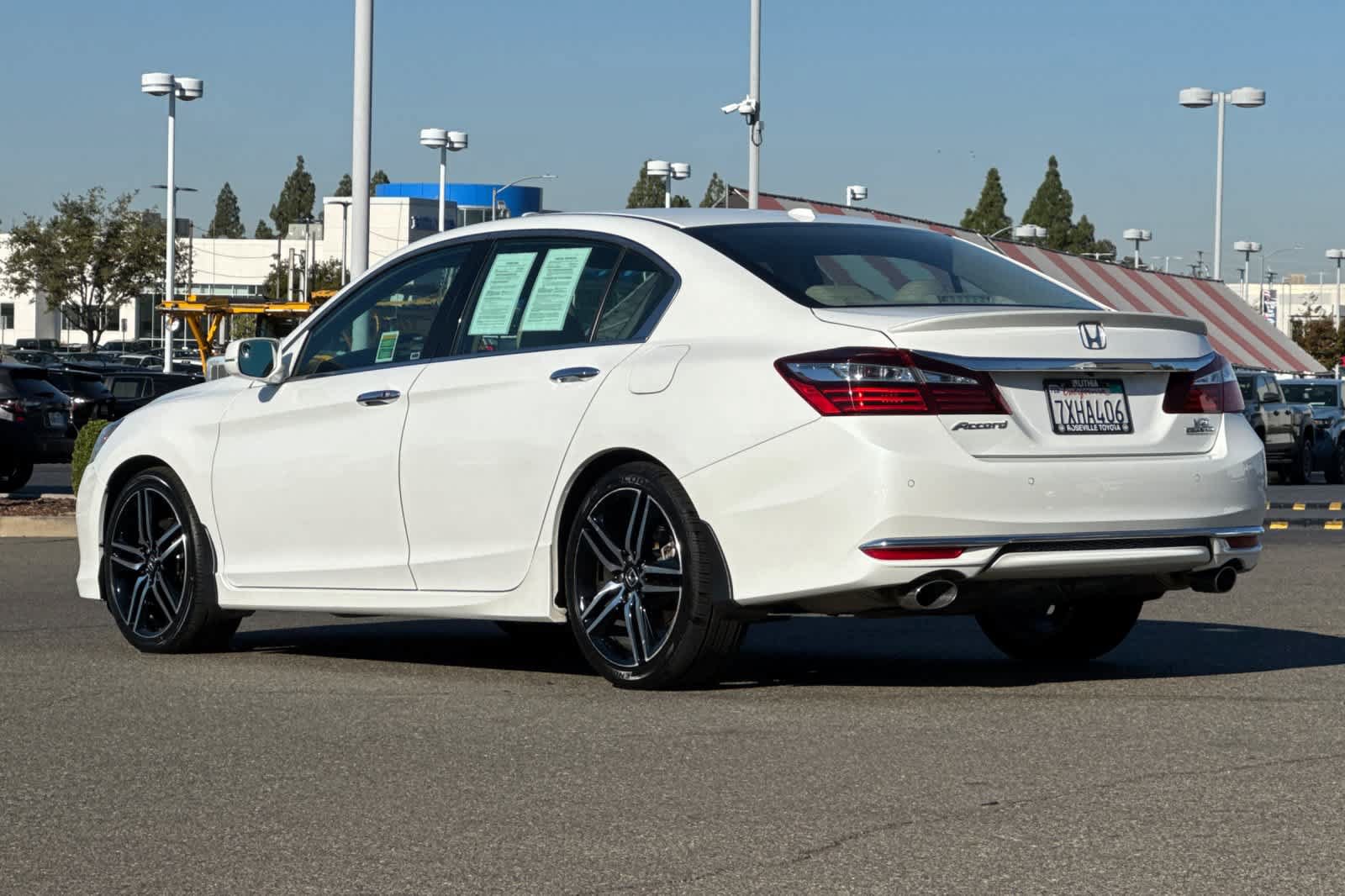 Used 2017 Honda Accord Touring image 7