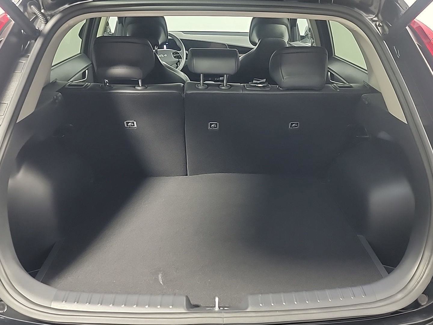 Used 2025 Kia Niro SX image 9