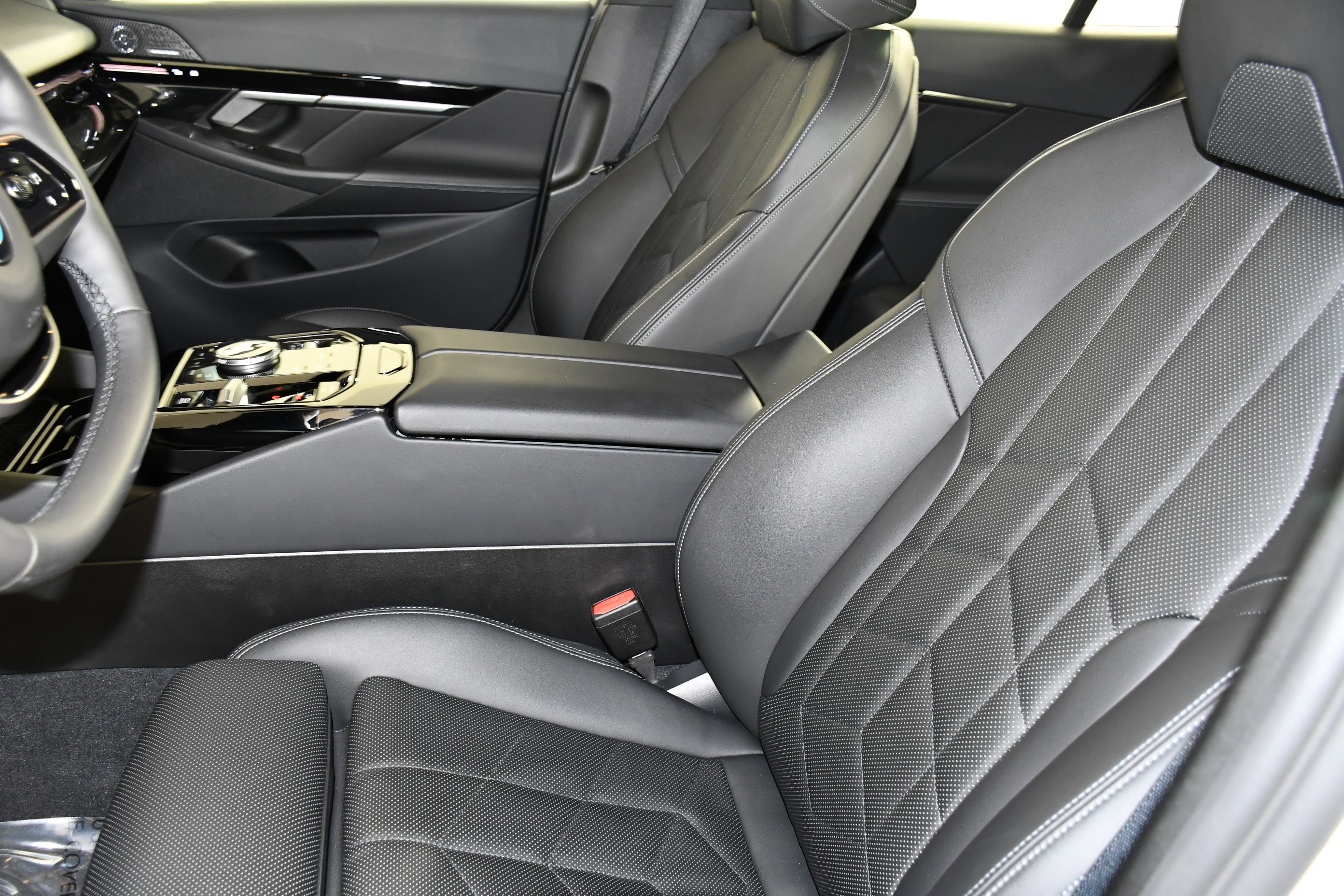 Used 2025 BMW 530i xDrive image 38