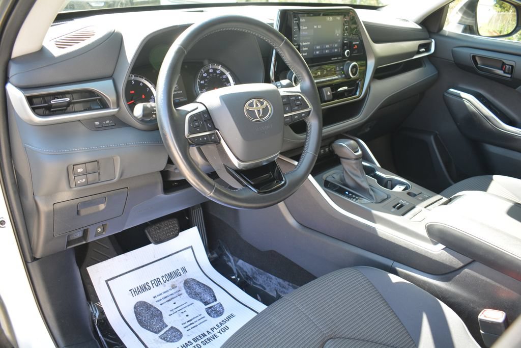 Used 2021 Toyota Highlander LE AWD/4WD image 10