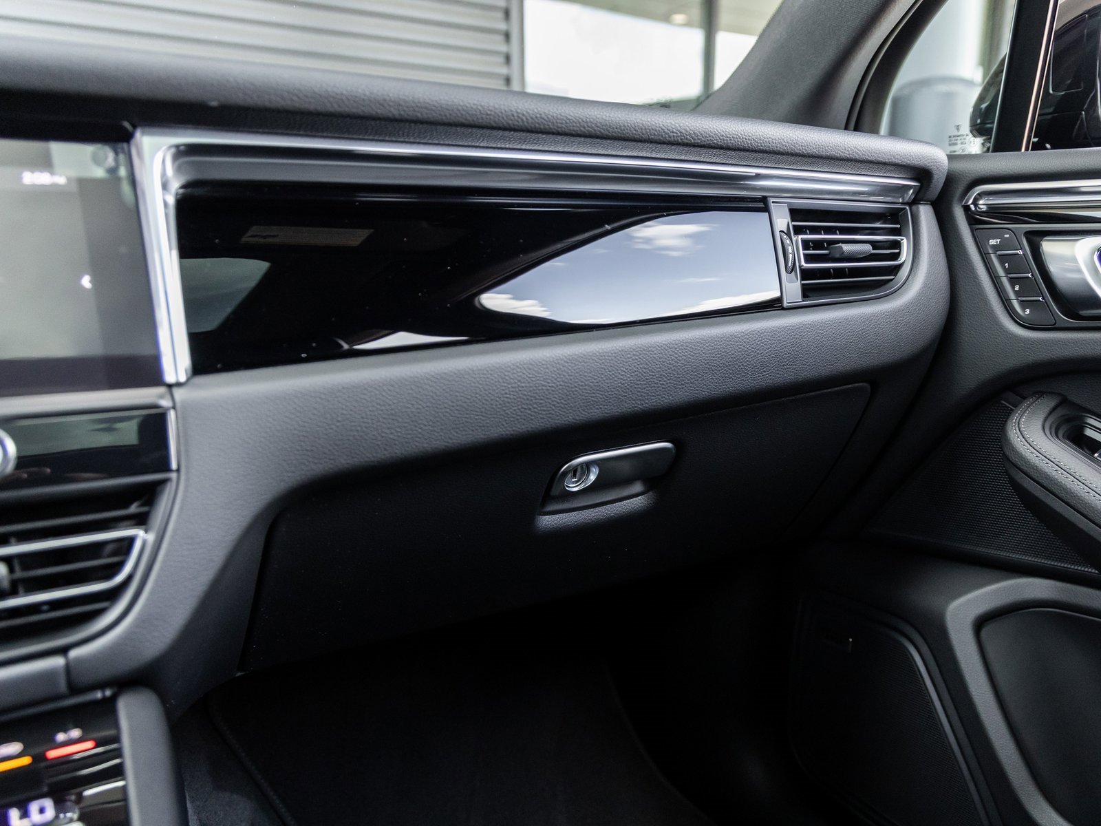 Used 2025 Porsche Macan image 29