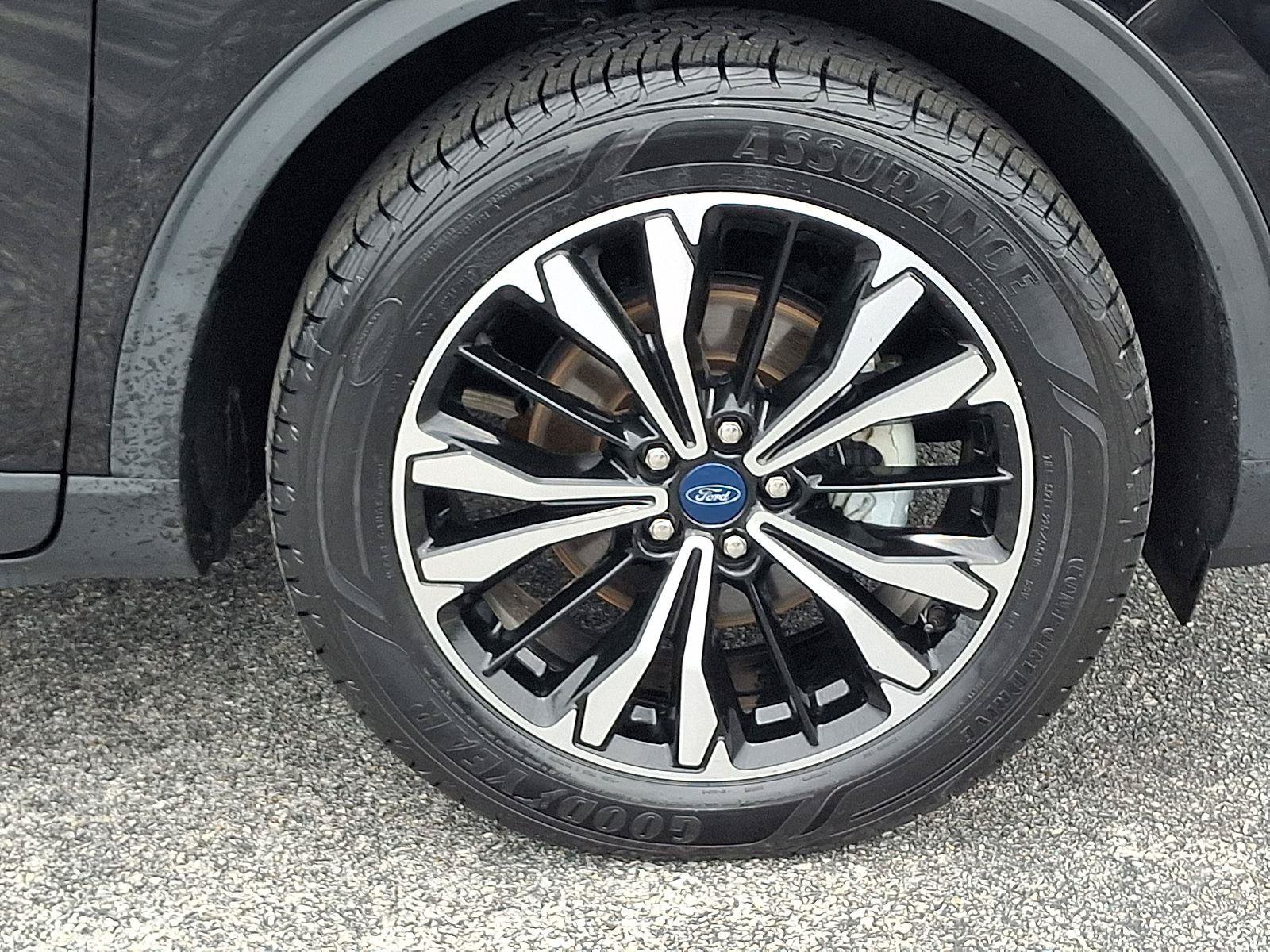 Certified 2022 Ford Escape SEL w/ SEL Stealth AWD Package image 9