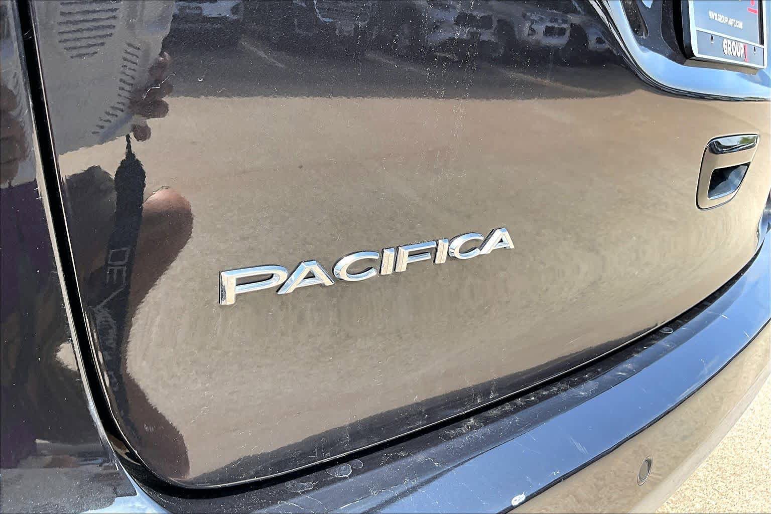 Used 2023 Chrysler Pacifica Touring-L FWD image 8