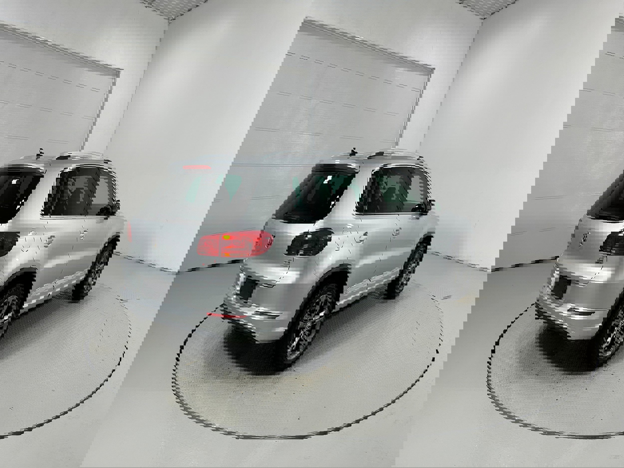 Used 2017 Volkswagen Tiguan Sport image 32