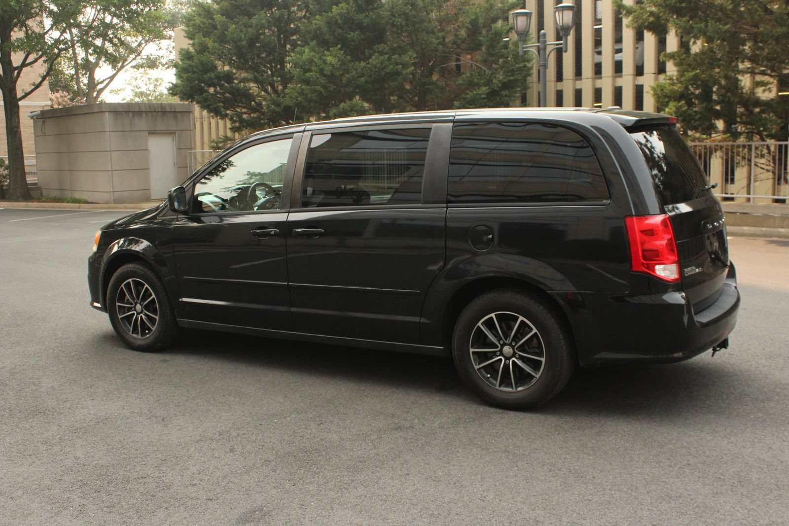 Used 2015 Dodge Grand Caravan SXT w/ Blacktop Package FWD image 9