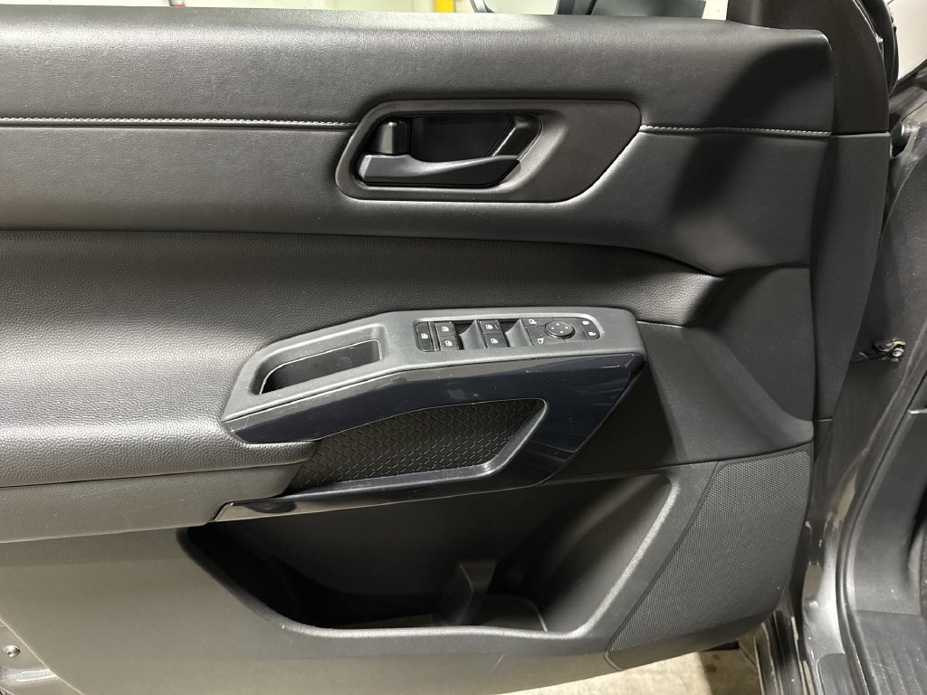 Used 2024 Nissan Pathfinder SV AWD/4WD image 20