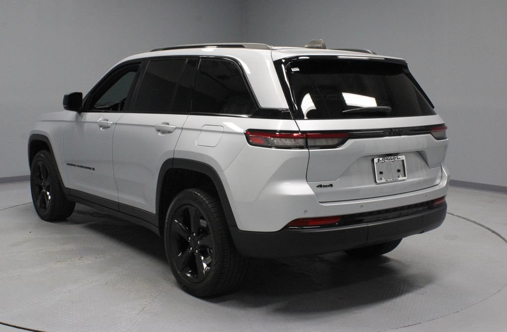 Used 2023 Jeep Grand Cherokee Altitude AWD/4WD image 8