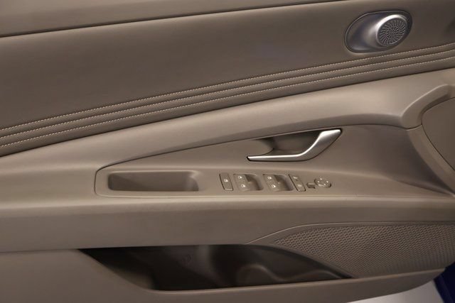 Used 2025 Hyundai Elantra SEL FWD image 9