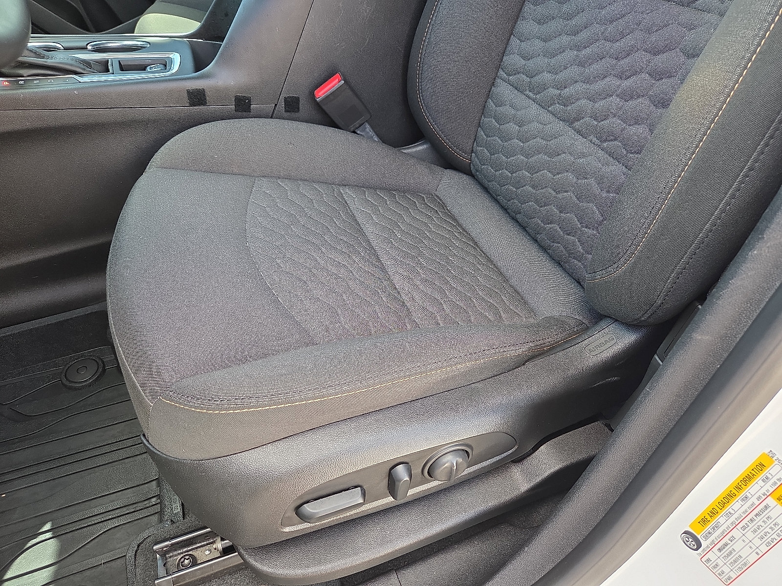 Used 2018 Chevrolet Equinox LT FWD image 14