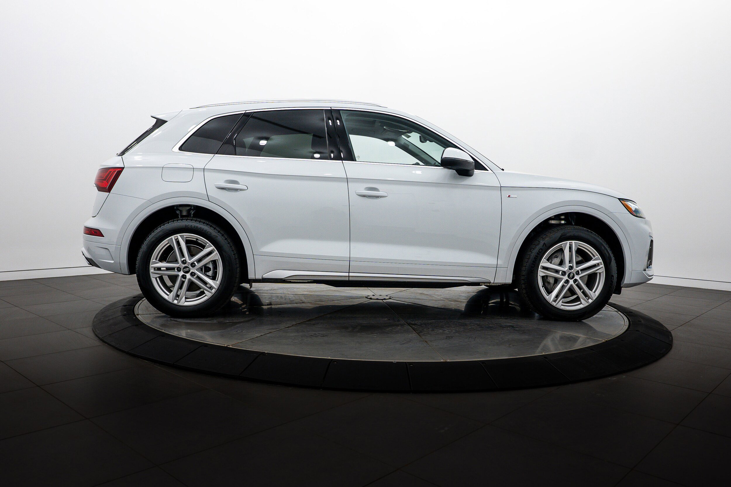 Certified 2024 Audi Q5 e Premium Plus AWD/4WD image 3