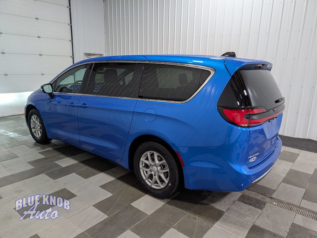 Used 2027 Chrysler Pacifica Select FWD image 2