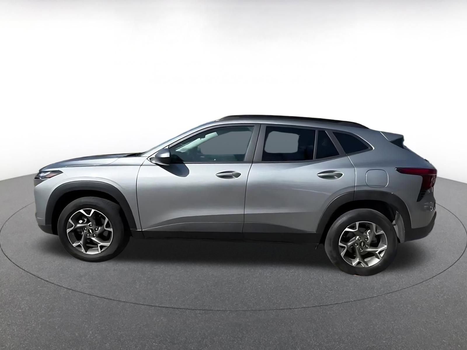 Used 2025 Chevrolet Trax LT w/ LT Convenience Package image 9