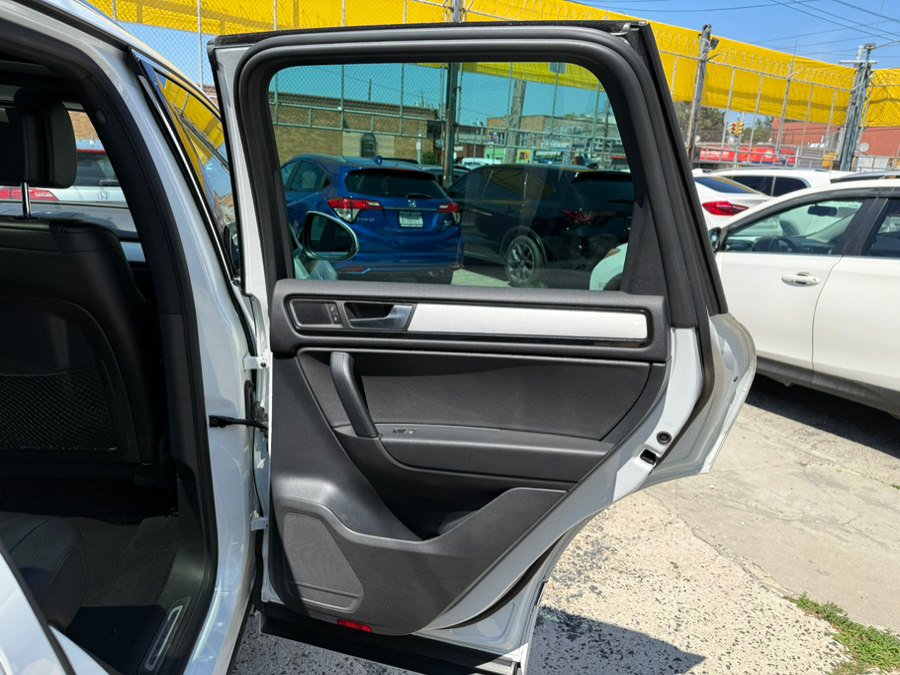 Used 2014 Volkswagen Touareg VR6 AWD/4WD image 24
